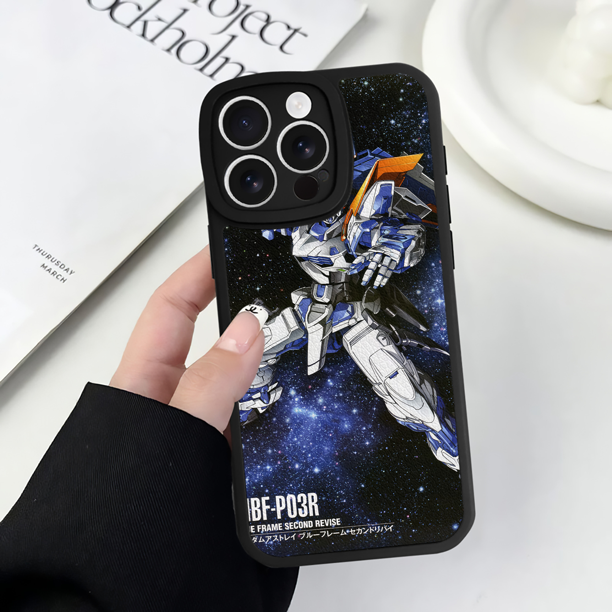 （画像用） 機動戦士ガンダム Mobile Suit Gundam 【iPhone 16シリーズ対応】シリコンスマホケース（レザー調） 材質：シリコン
